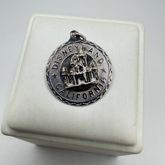 VTG 925 Disneyland California sterling silver charm/pendant w/ 3D castle!